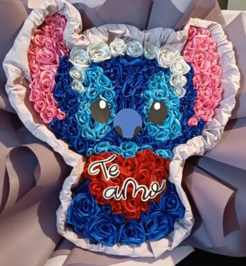 Bouquet de stitch con rosas eternas